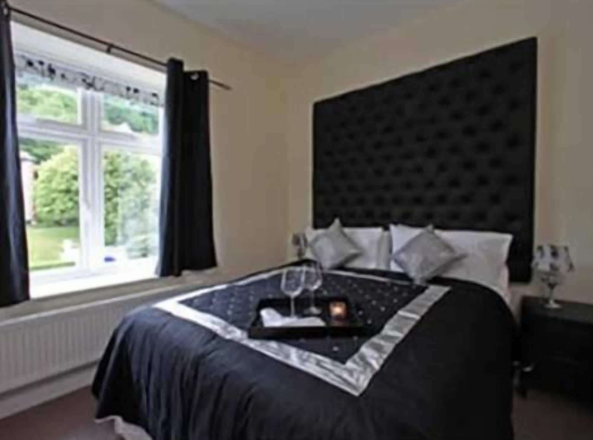 Space Boutique B&B - With Free Private Car Park Llandudno Exteriör bild